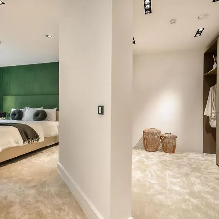 Canal-side Luxury - Center *